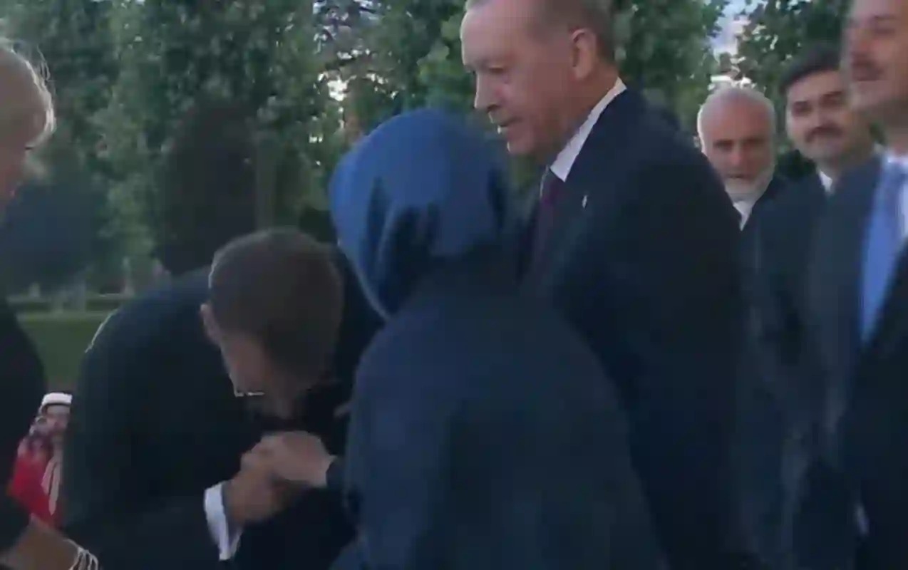 makron-elini-opmek-istedi