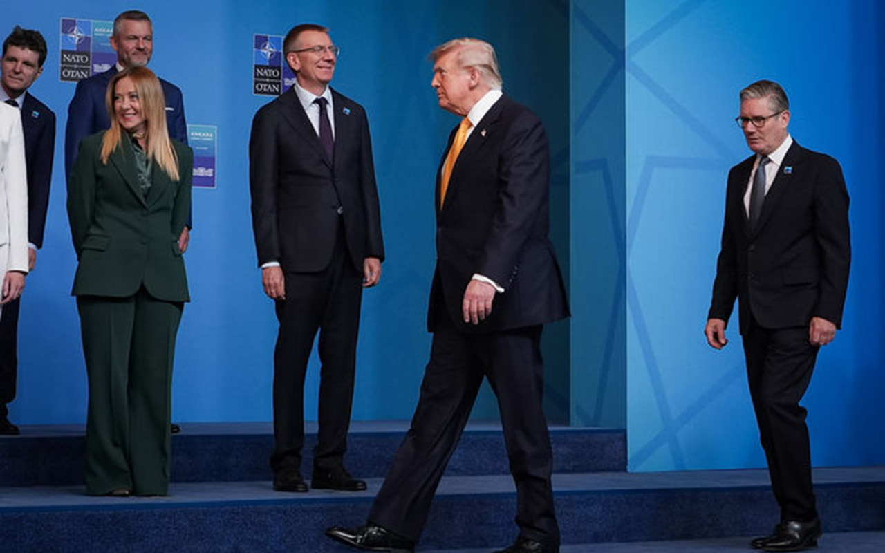 liderlerin-aile-fotosu-cekilerken-trampi-gormezden-geldi