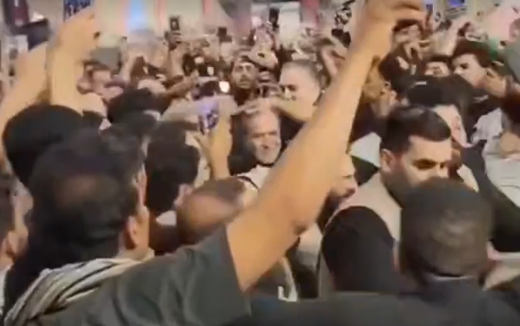 pezeskianla-eraqci-izdihamin-arasindan-cetinlikle-cixarildi