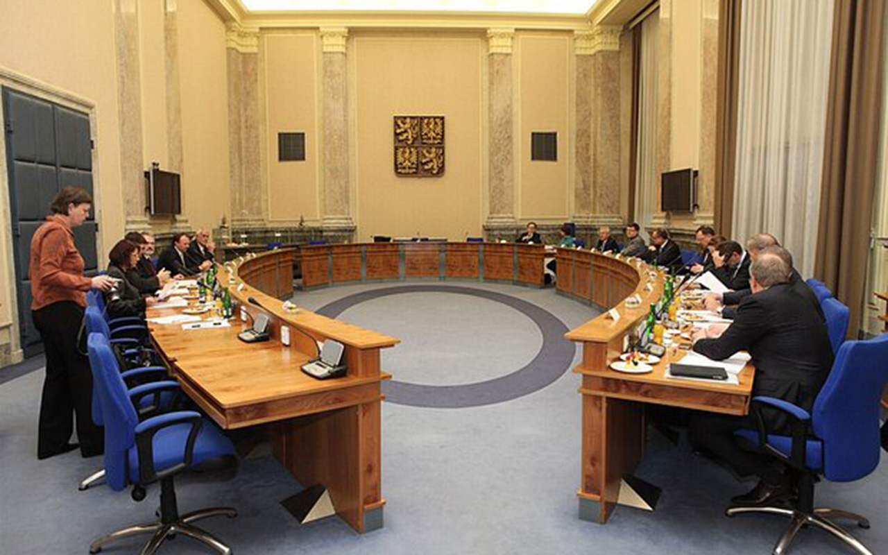 hokumetin-iclas-zalinda-dinleme-cihazi-tapdilar