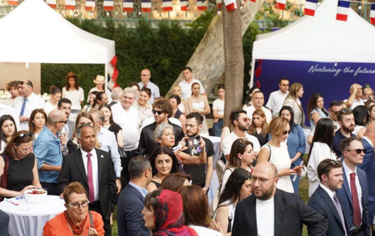 irevanda-pasinyanin-muavininin-de-istirak-etdiyi-tedbirde-ekser-qonaqlar-zeherlenib
