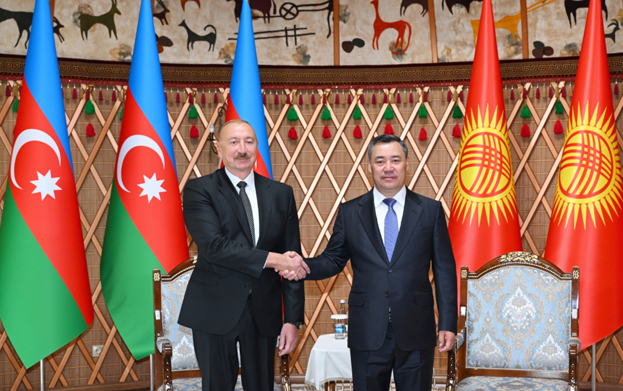 ilham-eliyev-hemkari-ile-tekbetek-gorusdu