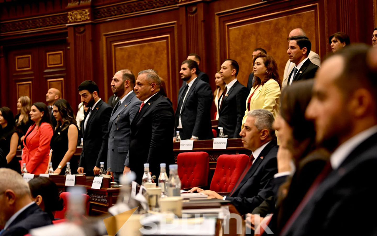 ermenistan-parlamentinde-gergin-anlar