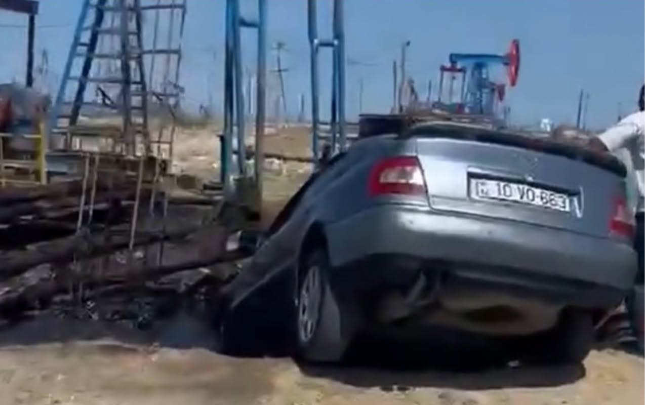 Bakıda avtomobil neft quyusuna düşdü