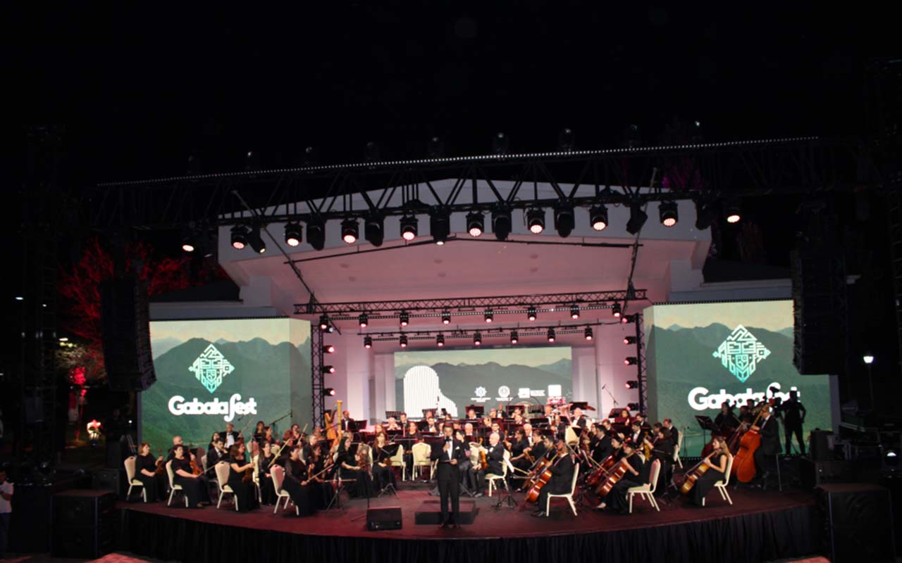 xv-qebele-beynelxalq-musiqi-festivali-basa-catdi