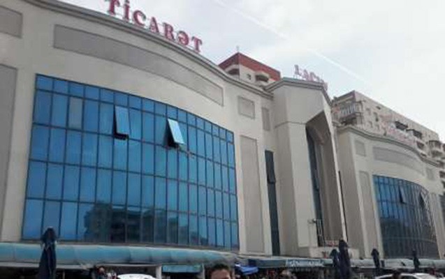 ticaret-merkezinde-lifti-temir-ederken-yixilib-oldu