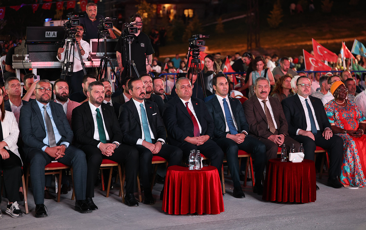 azerbaycan-numayendeleri-ankarada-festivalda