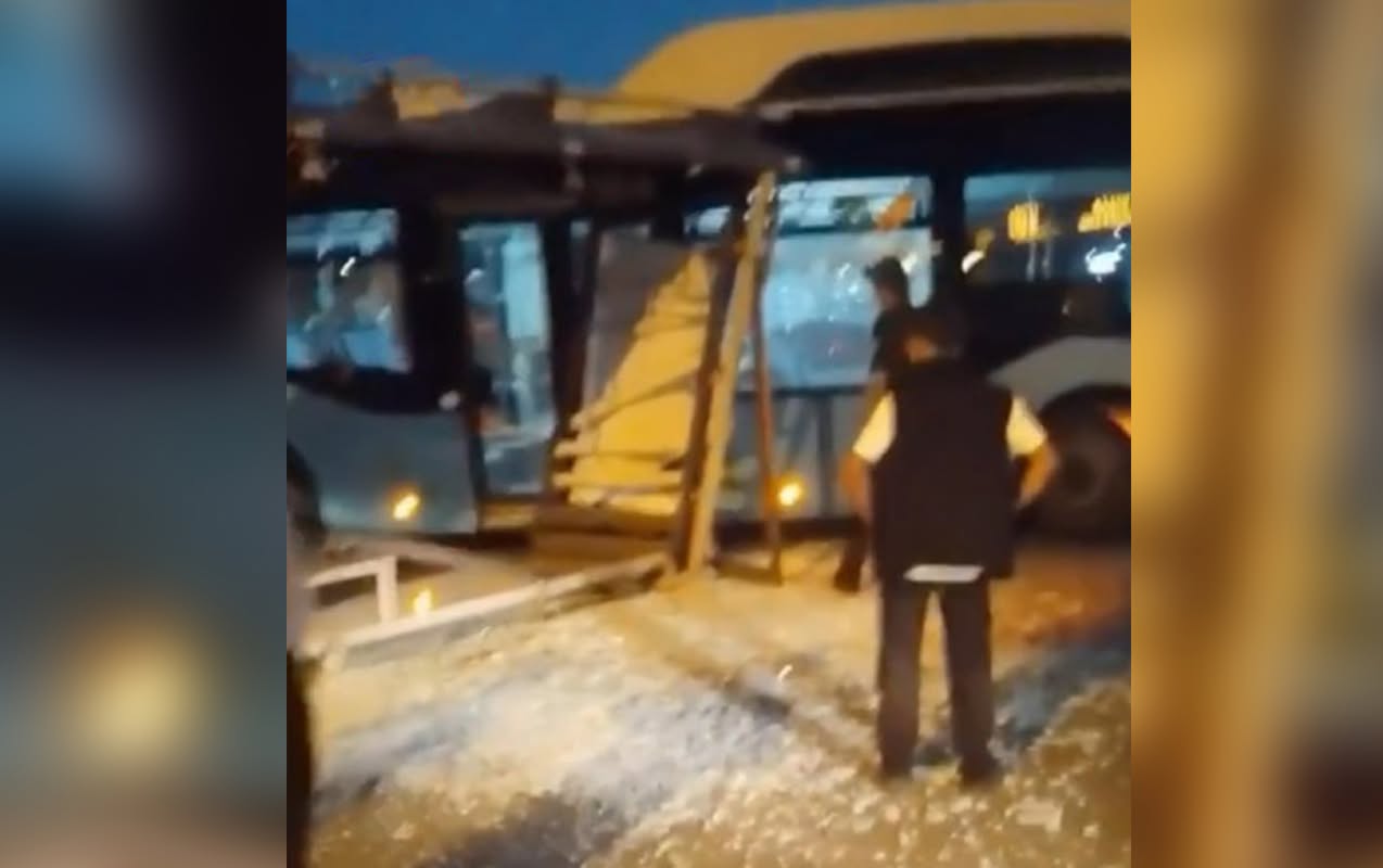 “Koroğlu”da marşrut avtobusu dayanacağa çırpıldı