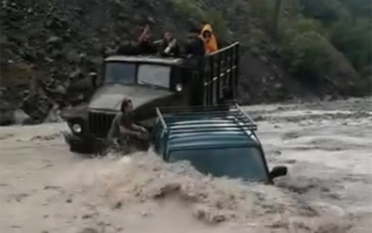 selaleye-geden-yolu-sel-basdi