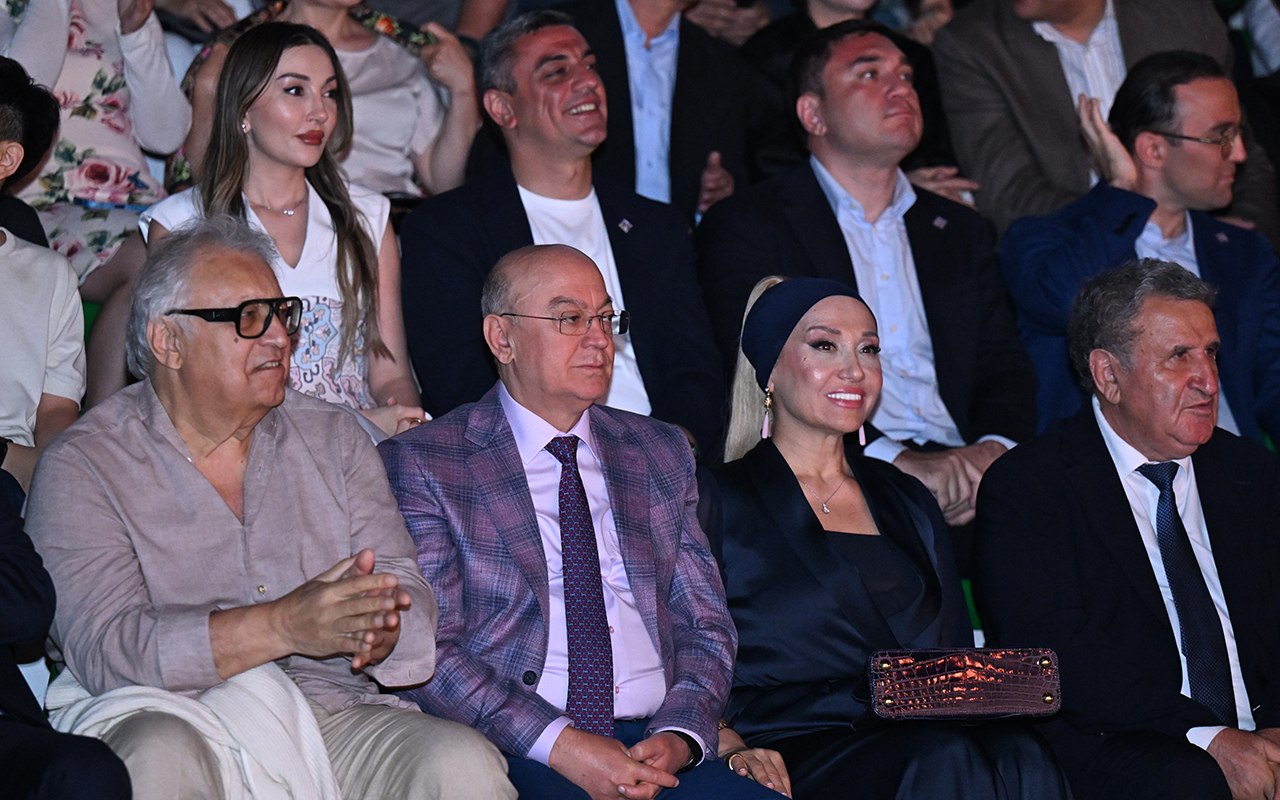 Tale Heydərov anası ilə şəklini paylaşdı 2 kamal