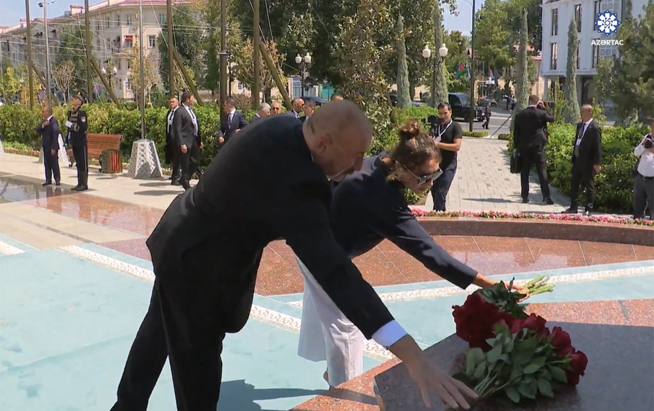 prezidentle-xanimi-umummilli-liderin-barelyefi-onune-gul-desteleri-qoydular