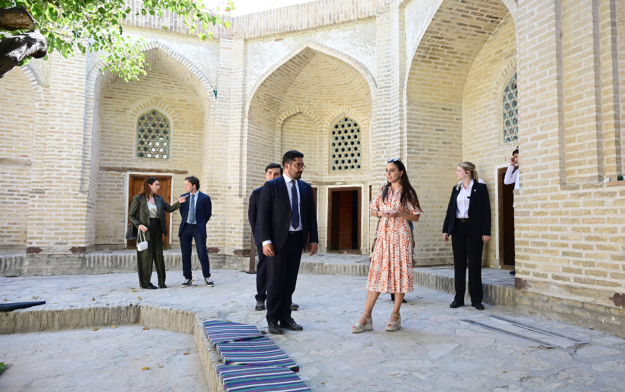 leyla-eliyeva-ilk-buxara-biennalesinin-eserleri-ile-tanis-oldu