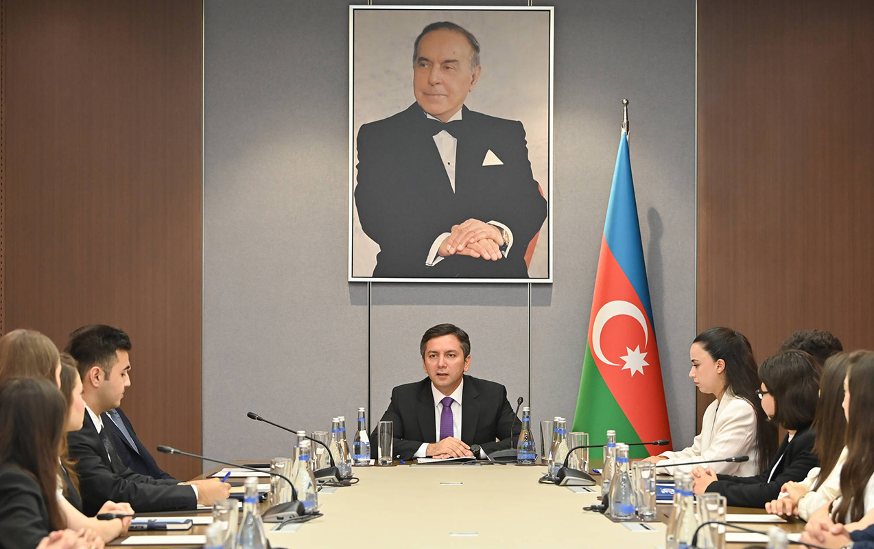 yalcin-refiyev-iv-maarifci-telebe-mezun-proqraminin-istirakcilari-ile-gorusdu