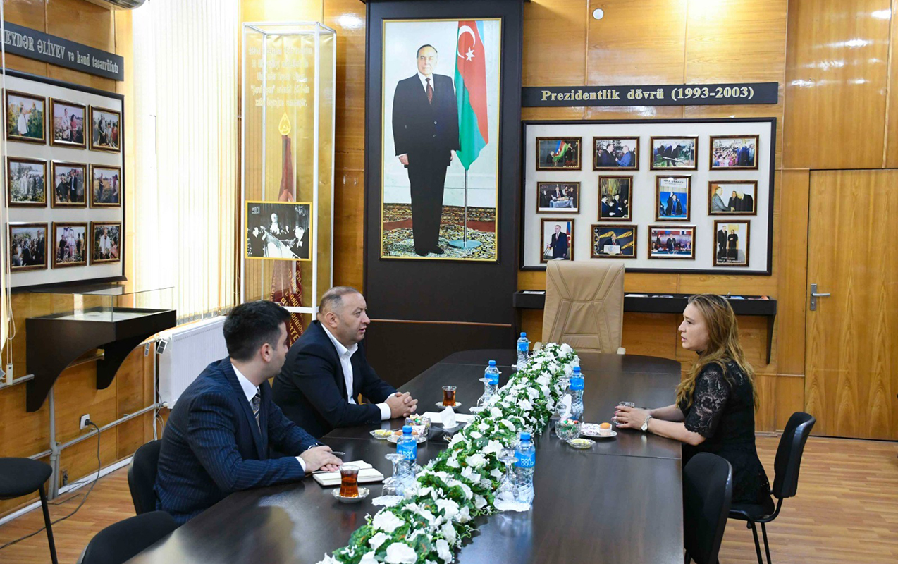 adau-rektoru-telebe-adini-qazanan-sehid-anasi-ile-gorusdu