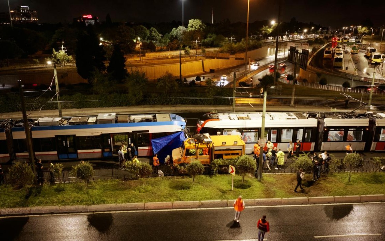 istanbulda-tramvaylar-toqqusdu-10-yarali