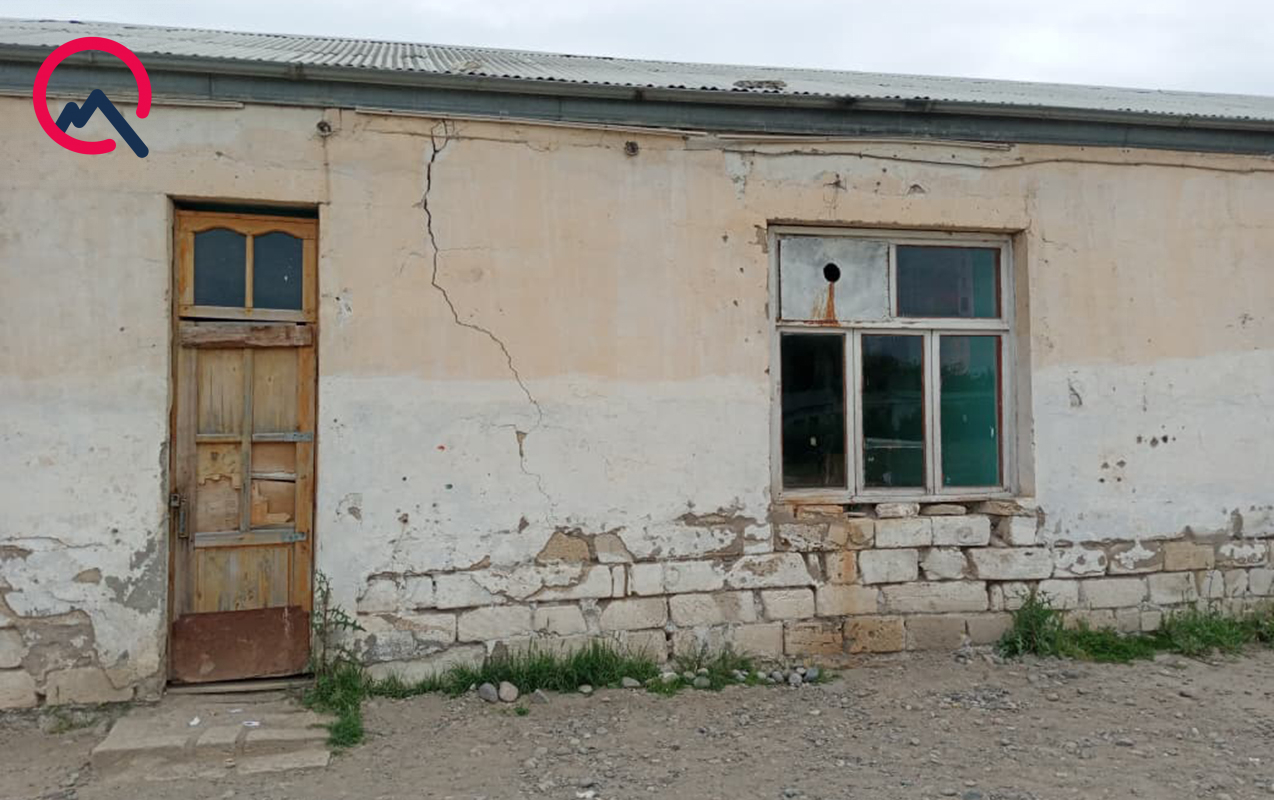 300-sagirdin-oxudugu-mektebin-tavani-cokmek-uzredir