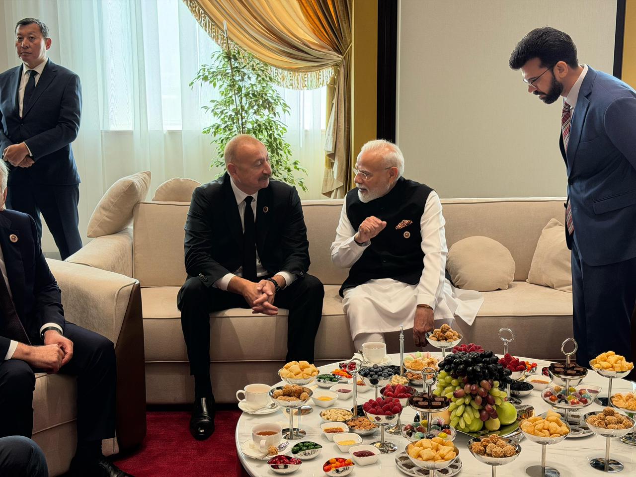 İlham Əliyev Modi ilə söhbətləşdi - FOTOLAR 6 15880998 a2b7 4ca4 b68c 3d97bca7b168