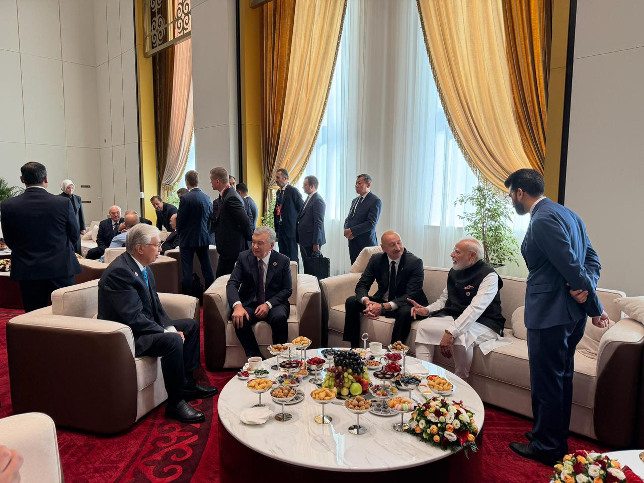 İlham Əliyev Modi ilə söhbətləşdi - FOTOLAR 5 5598570b 963f 4d21 9a4d 7d630b49c09f