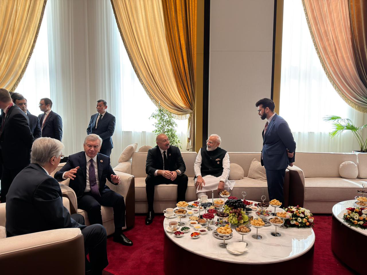 İlham Əliyev Modi ilə söhbətləşdi - FOTOLAR 3 6ad8889f 28d3 41d8 b24e 3097983837f4