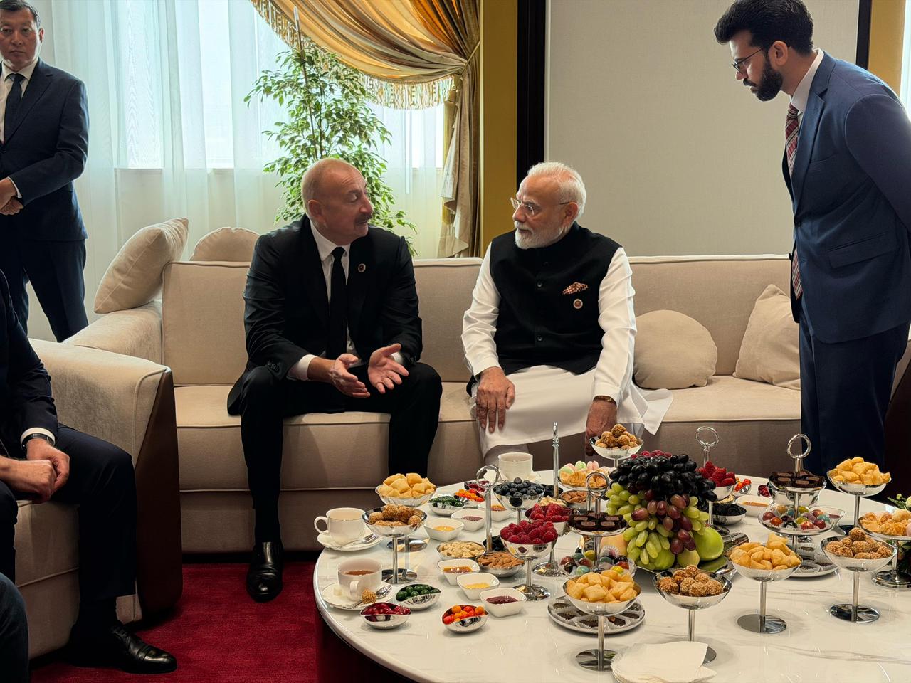 İlham Əliyev Modi ilə söhbətləşdi - FOTOLAR 4 8367c9c0 27b4 4e54 a73d 9dd21bd54672