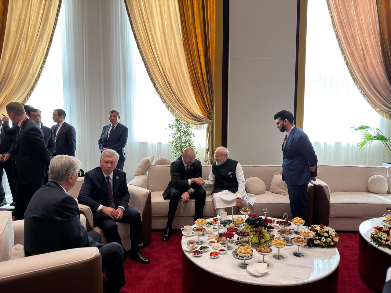İlham Əliyev Modi ilə söhbətləşdi - FOTOLAR 8 dca8e71f bd8f 444a 98a7 601c891298c9