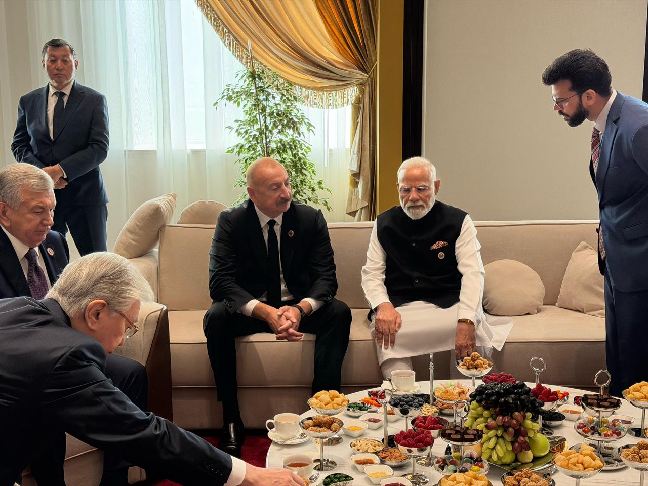 İlham Əliyev Modi ilə söhbətləşdi - FOTOLAR 7 f4d99e63 660b 4767 b442 8673a840b764