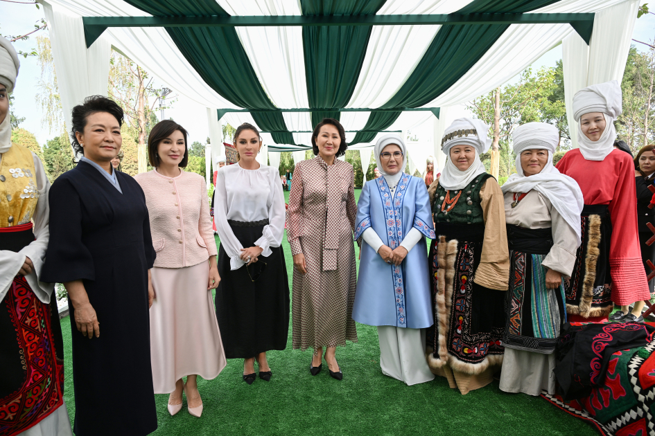 Beş ölkənin birinci xanımları Bişkekdə əl işləri sərgisində - FOTOLAR 10 9