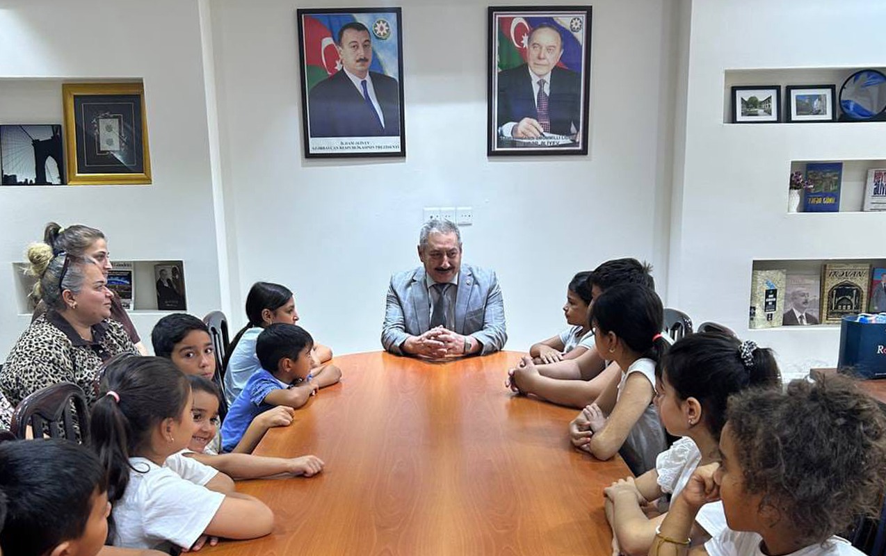 qerbi-azerbaycanli-ailelerin-mektebyasli-usaqlari-ile-enenevi-gorus-kecirilib