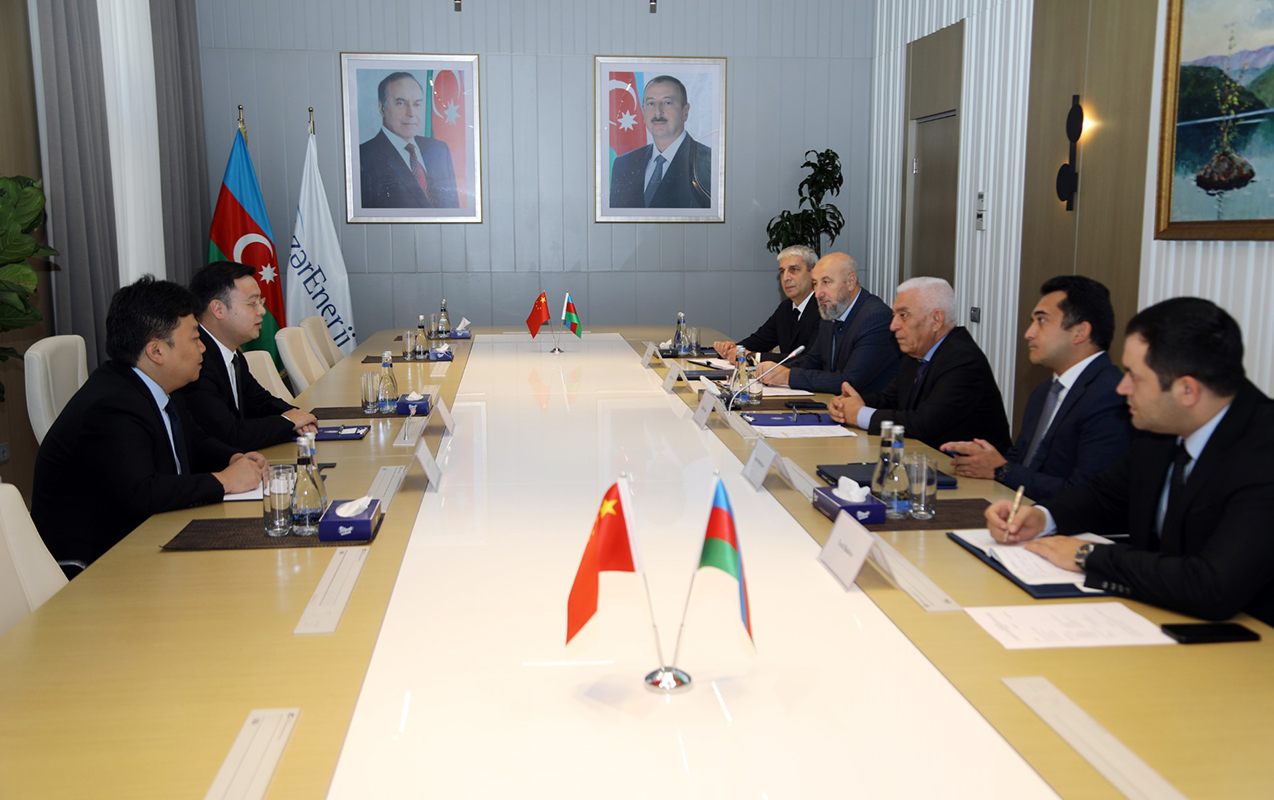 azerenerji-ve-universal-energy-sirketlerinin-rehberliyi-gorusdu
