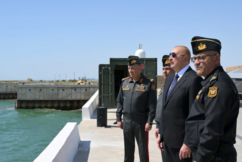 prezidentin-sosial-media-hesablarinda-hdq-qerargahini-ziyaretinden-kadrlar-paylasilib