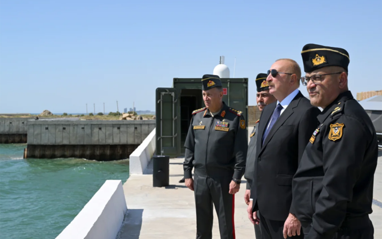 prezidentin-sosial-media-hesablarinda-hdq-qerargahini-ziyaretinden-kadrlar-paylasilib