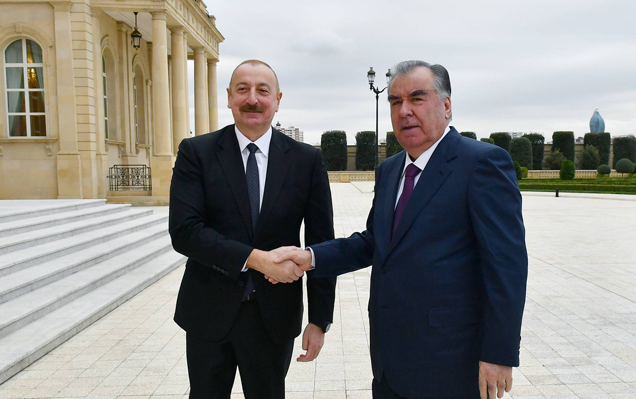 prezident-hemkarini-tebrik-etdi