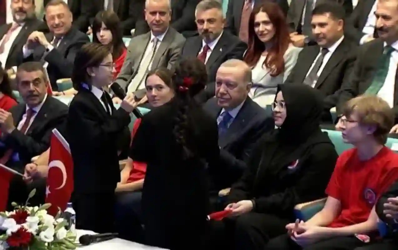 erdogan-sagirdlerle-beraber-turku-oxudu