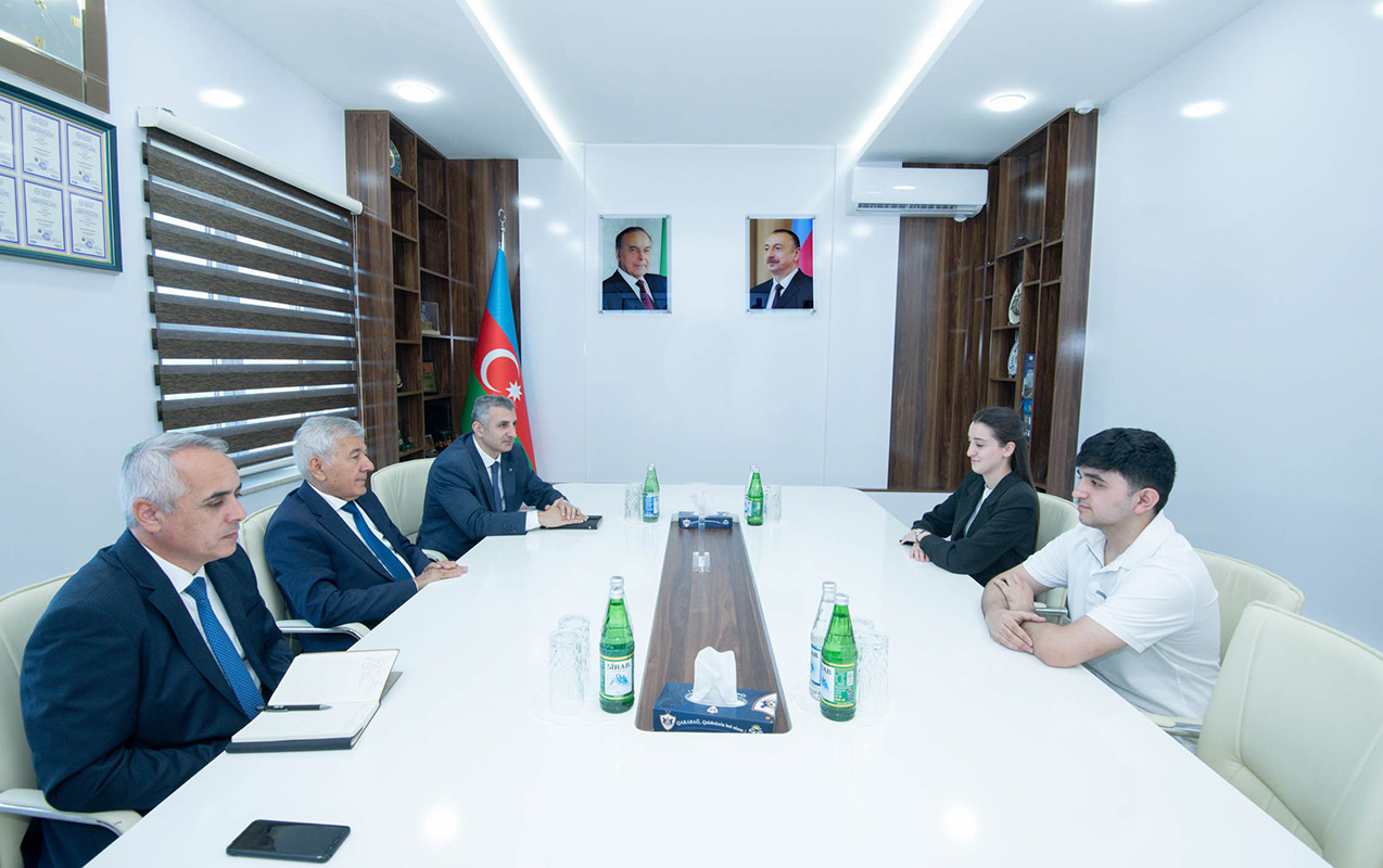 bmu-rektoru-sehid-ailelerinin-uzvu-olan-telebelerle-gorusdu
