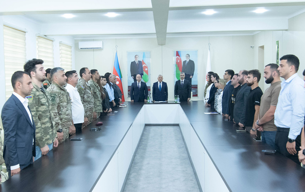 rektor-veten-muharibesi-istirakcisi-ve-sehid-ailesi-uzvu-olan-telebelerle-gorusdu