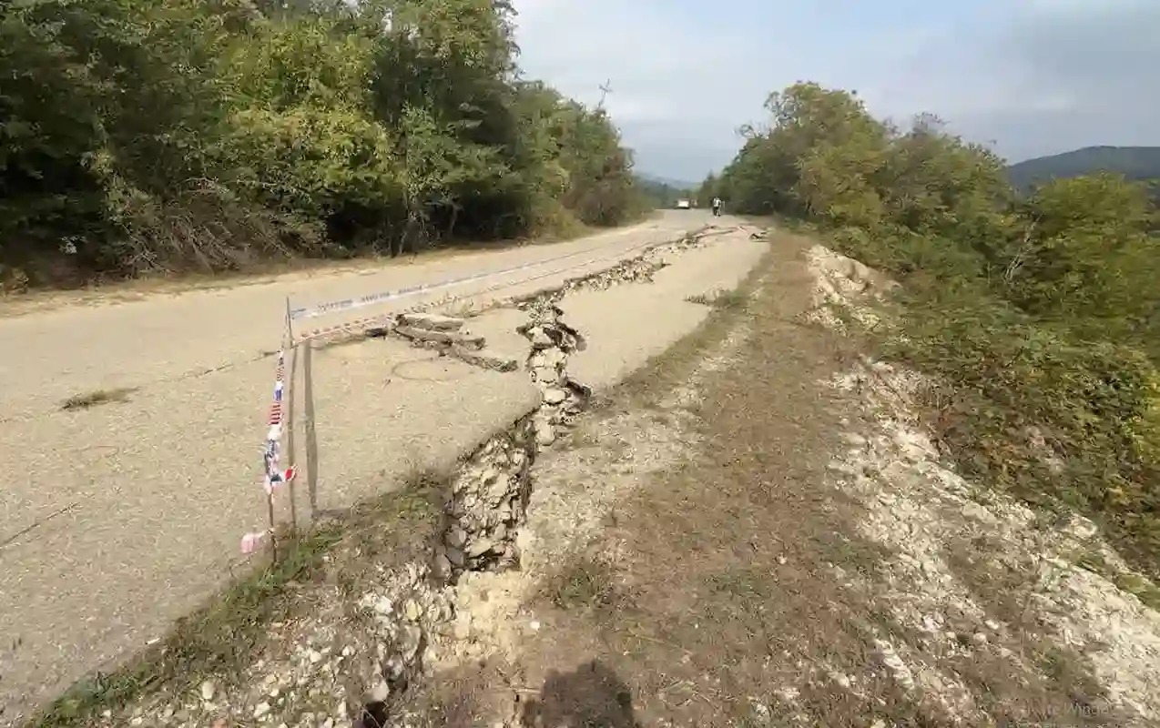 rustov-xanegah-yolunda-torpaq-surusmesi