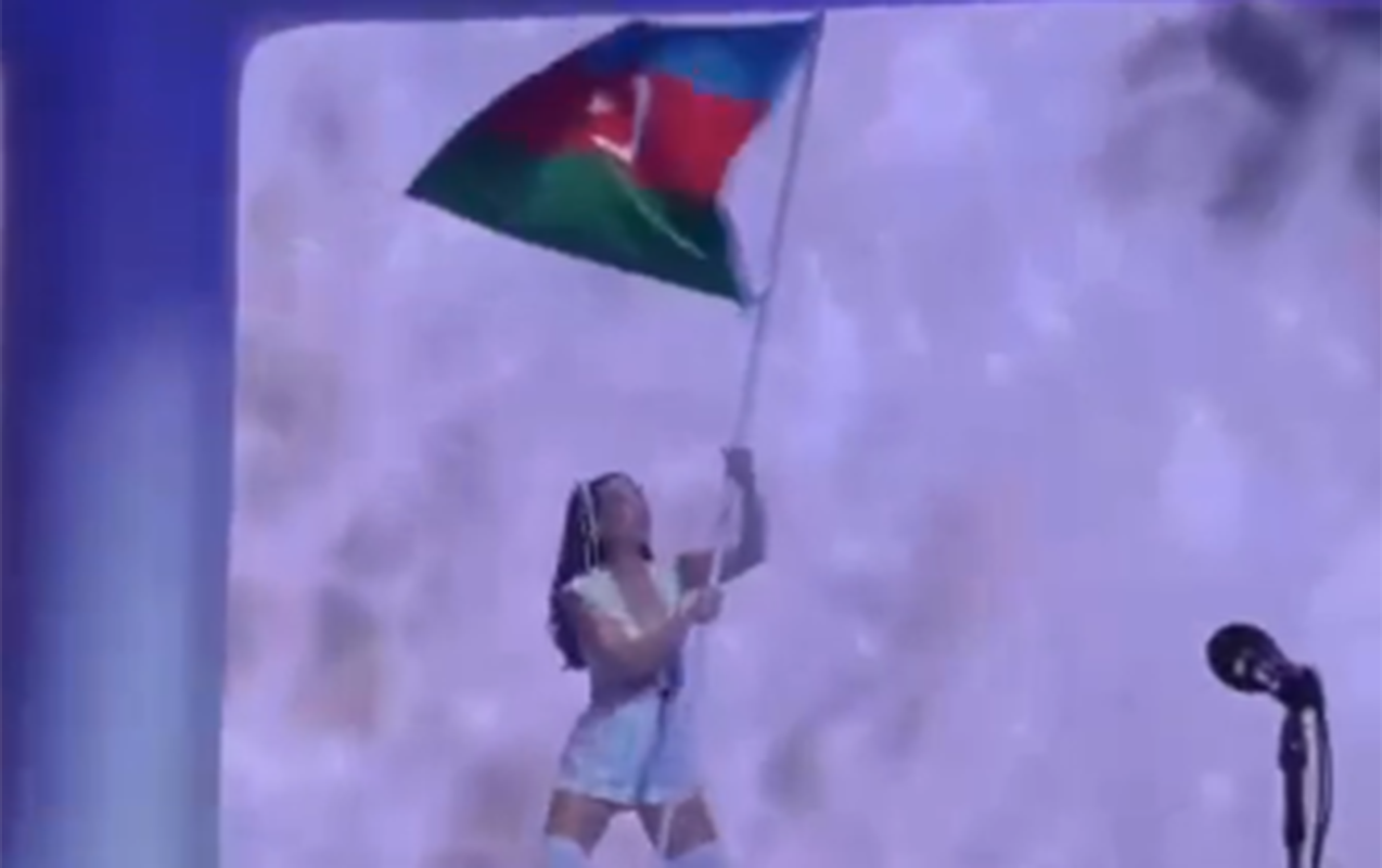 keti-perri-sehneye-azerbaycan-bayragi-ile-cixdi