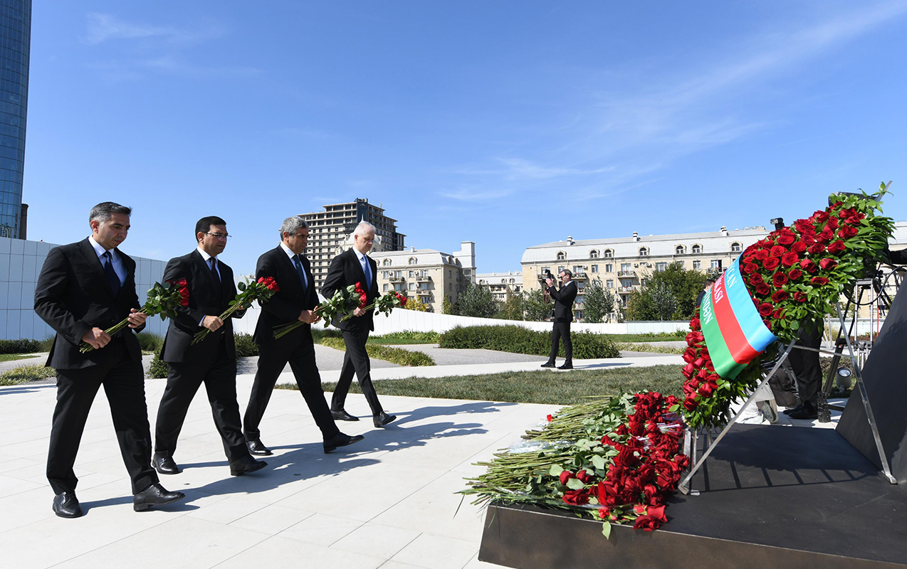 anim-gunu-ile-elaqedar-nazirliyin-kollektivi-zefer-abidesini-ziyaret-edib