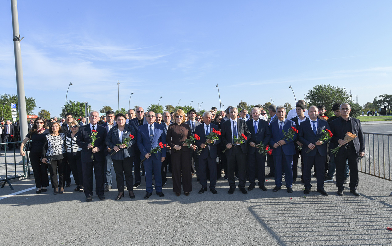 bmu-nun-kollektivi-zefer-abidesini-ziyaret-edib