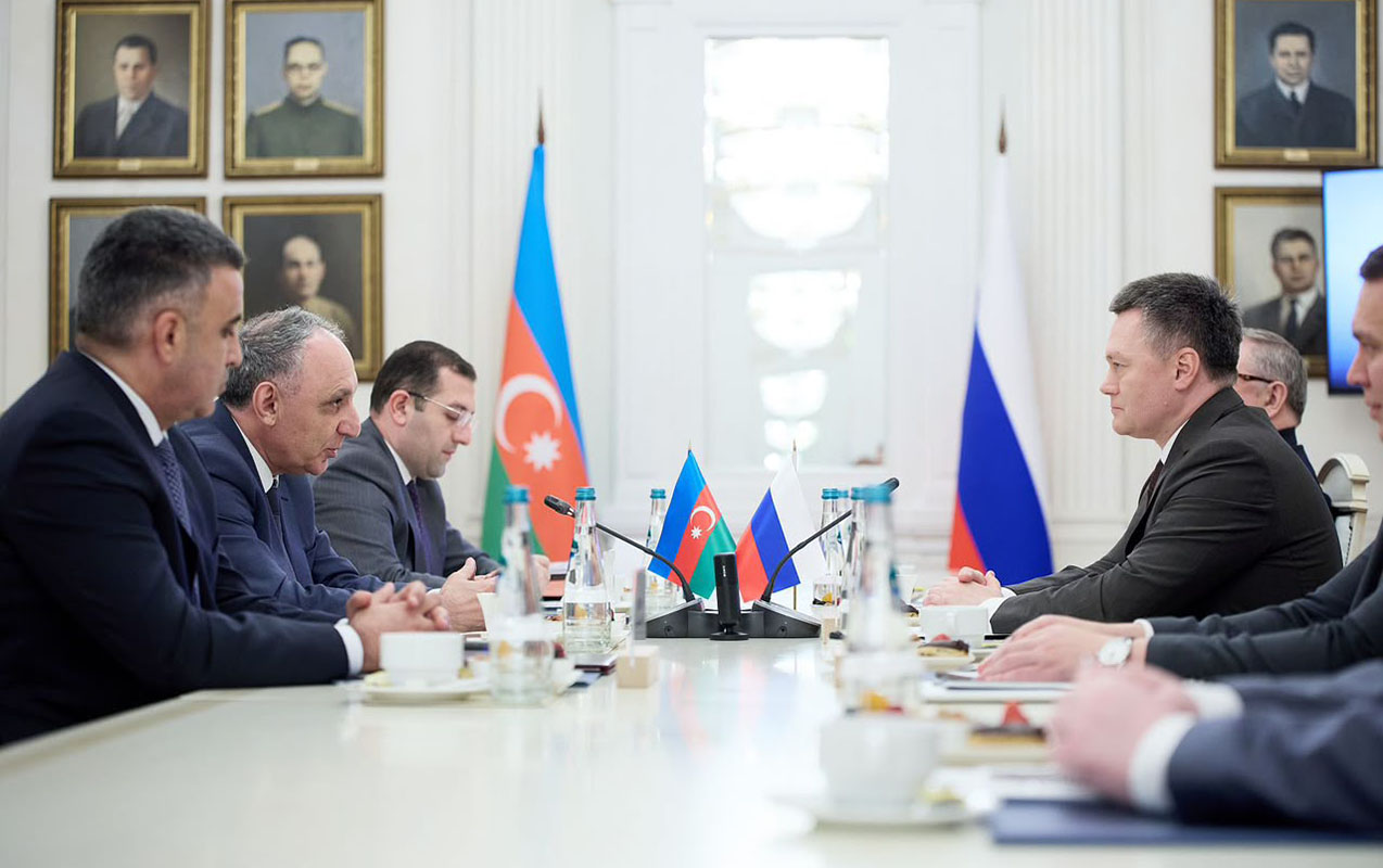 kamran-eliyev-rusiya-ali-mehkemesinin-sedri-ile-gorusdu