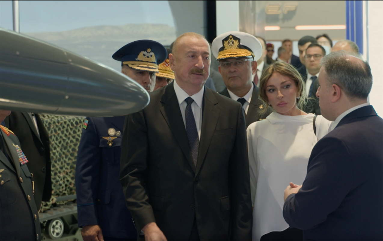 ilham-eliyev-xanimi-ile-sergide