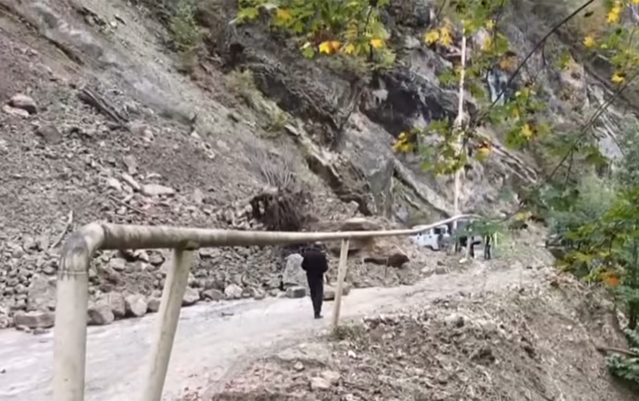 quba-xinaliq-yolunda-torpaq-surusmesi