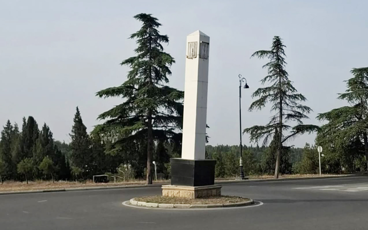 gencede-yolun-ortasindaki-abide-eyildi