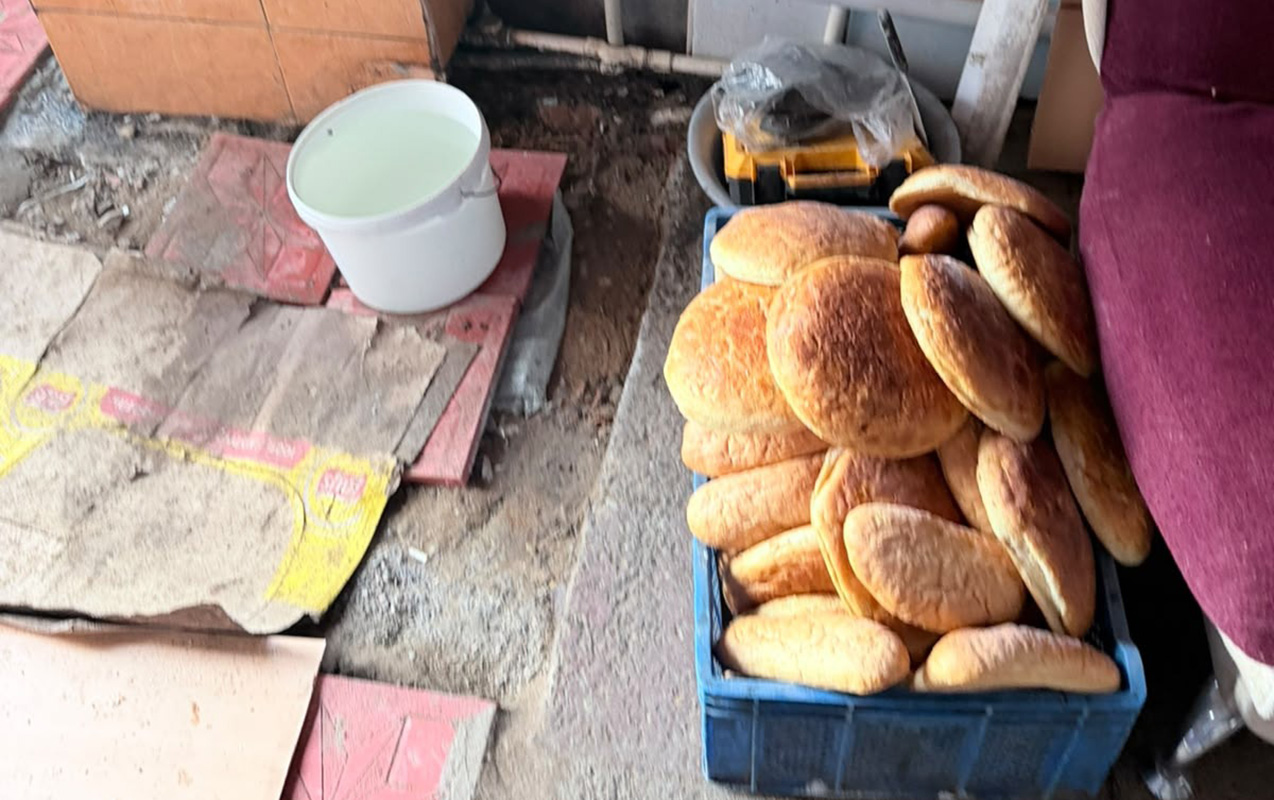 bu-seraitde-corek-bisirib-satirmislar