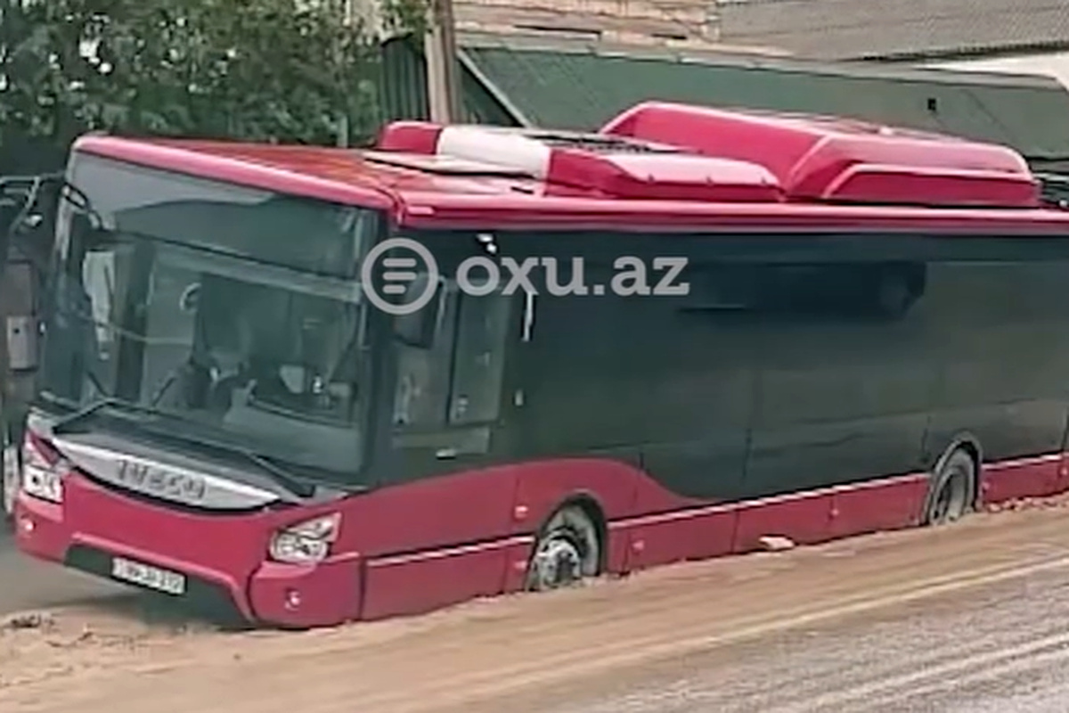 avtobus-yolda-yaranan-cuxura-dusdu