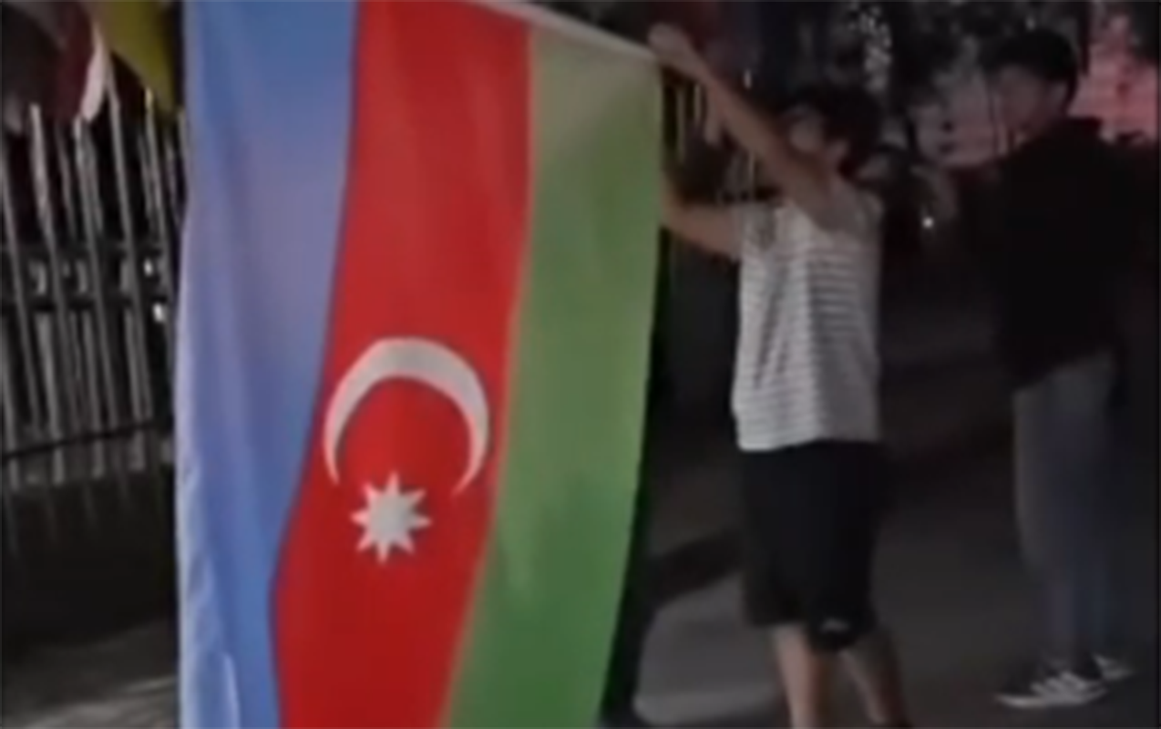 cinde-tehsil-alan-azerbaycanli-telebeden-qururverici-addim