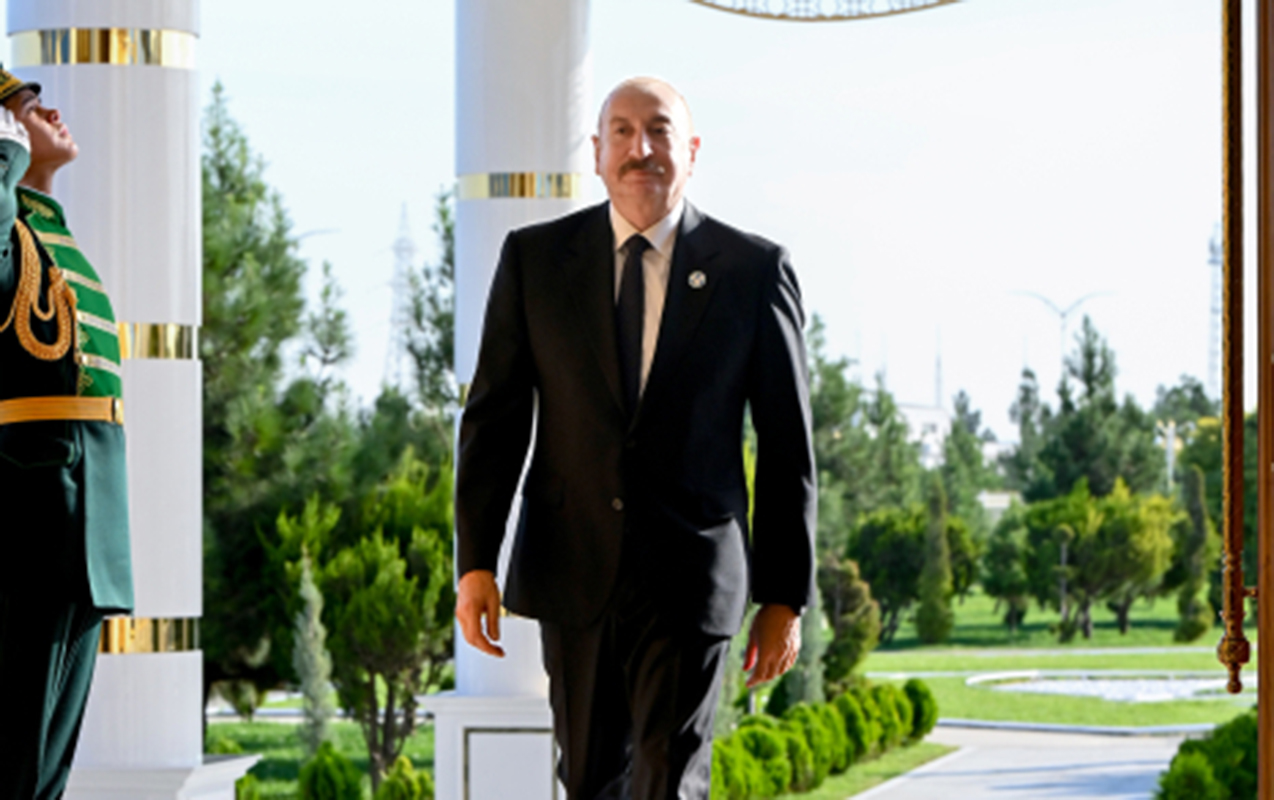 prezident-iclasda-istirak-etmek-ucun-avaza-kompleksine-getdi