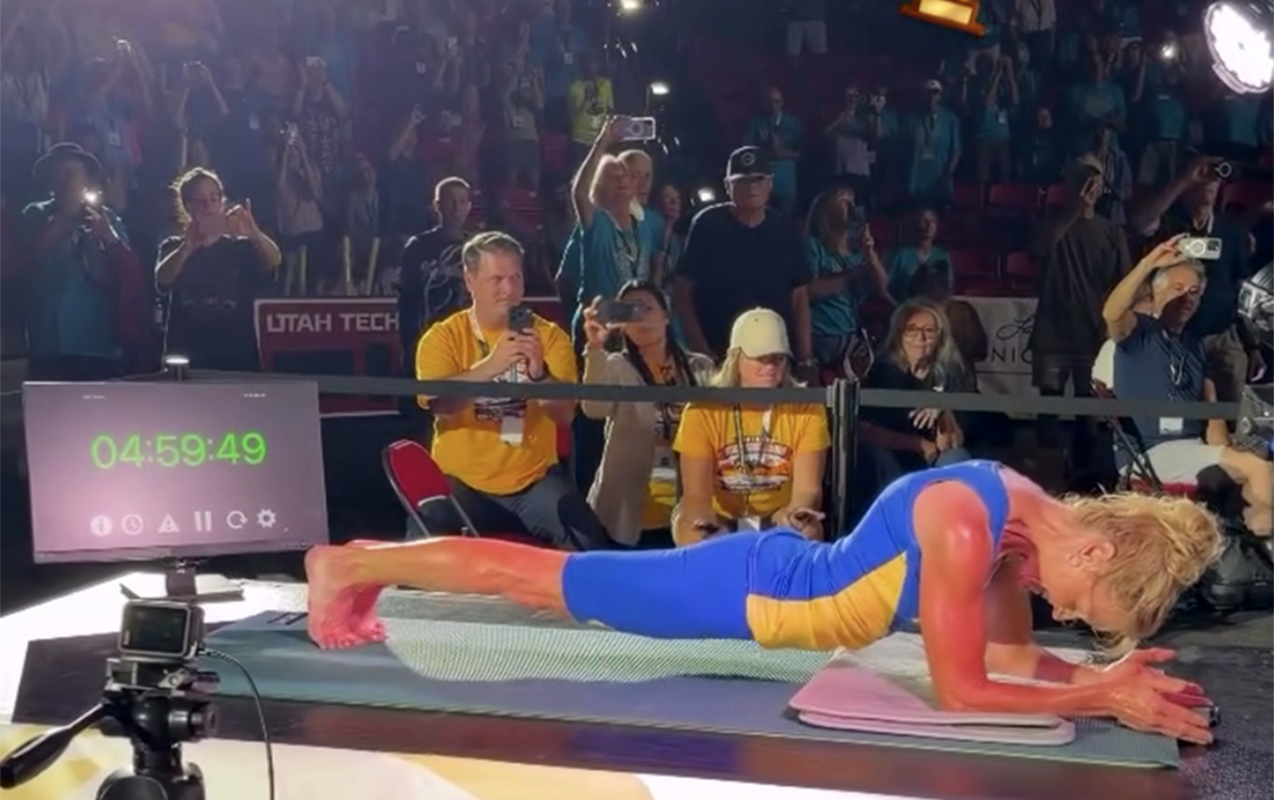 61-yasli-qadin-5-saat-plank-veziyyetinde-dayandi
