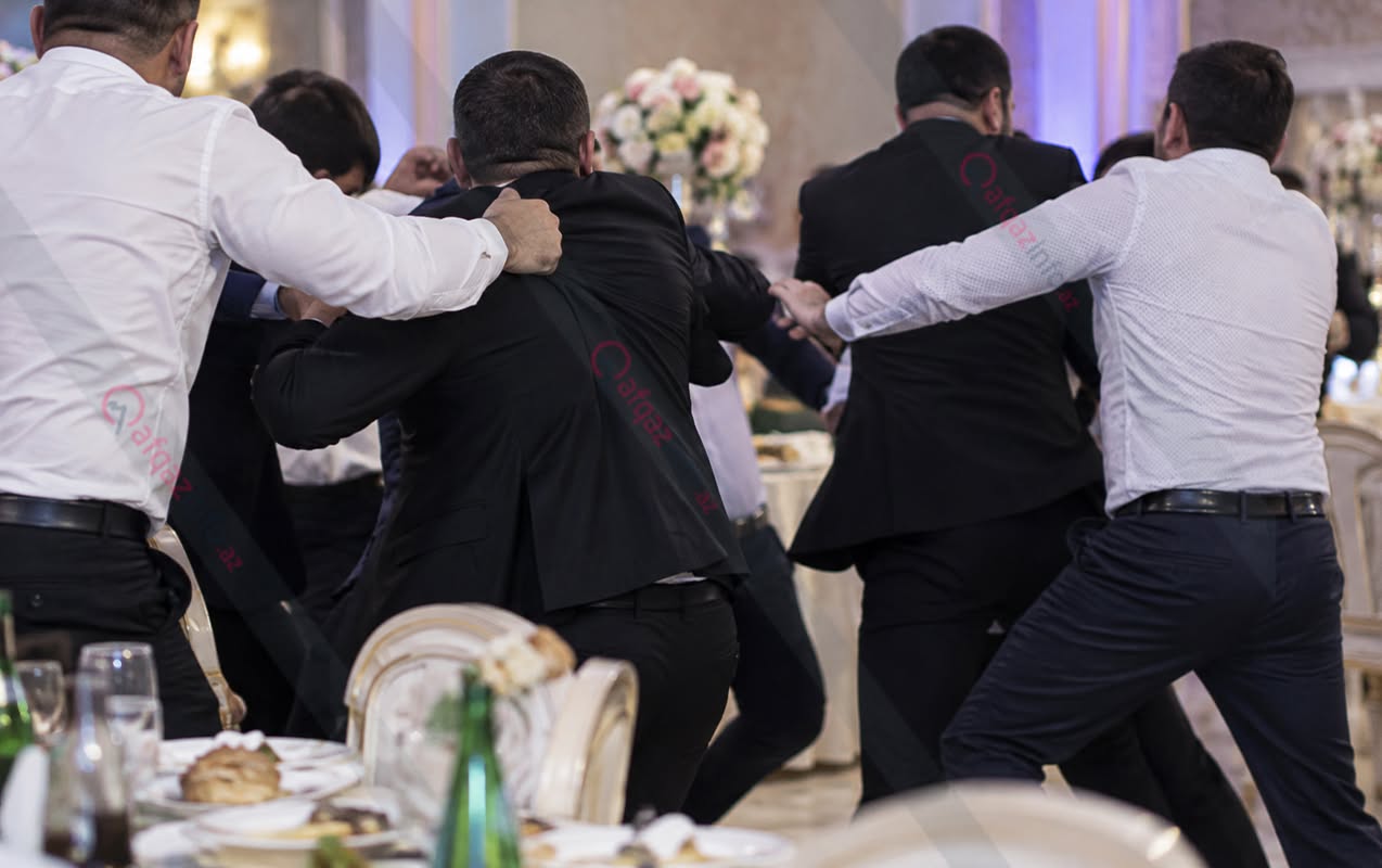 toyda-qohumlar-dalasdi-xesaret-alan-var
