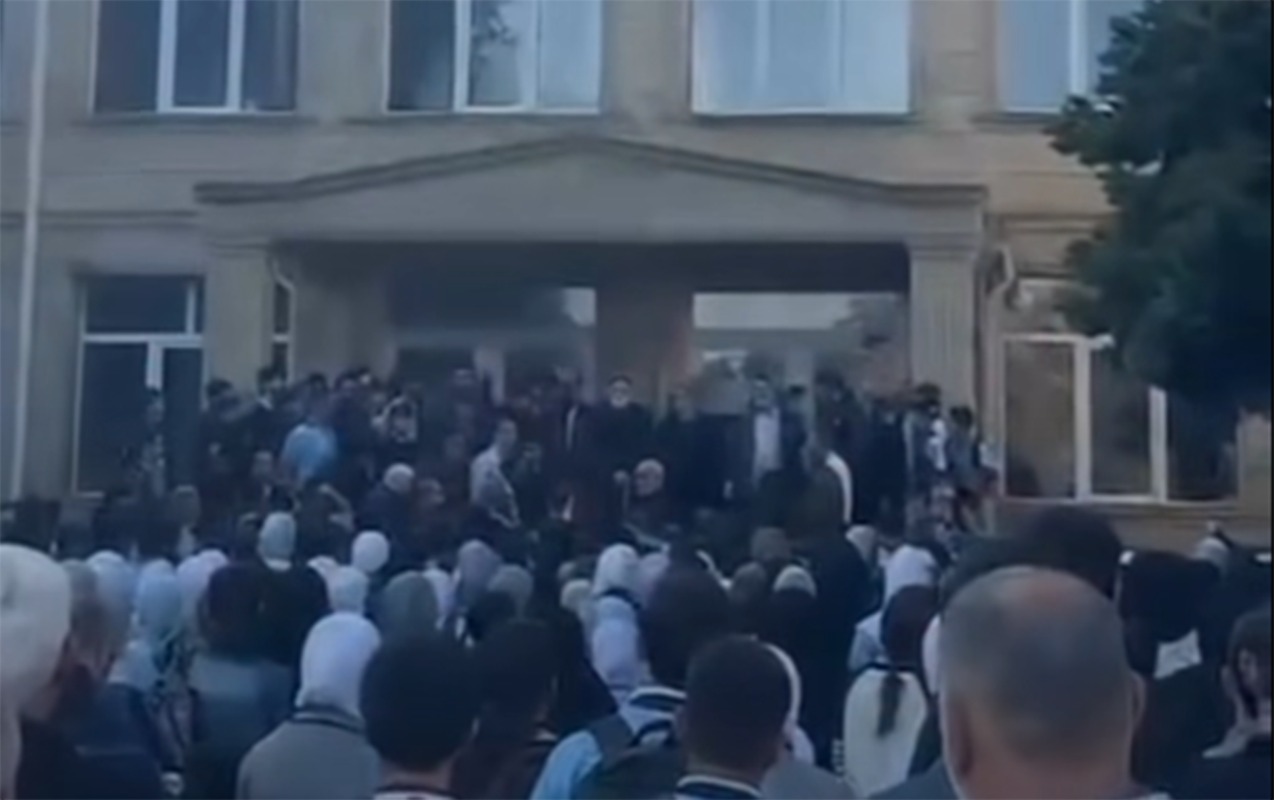 mektebin-qabaginda-dini-suarlar-seslendirdiler